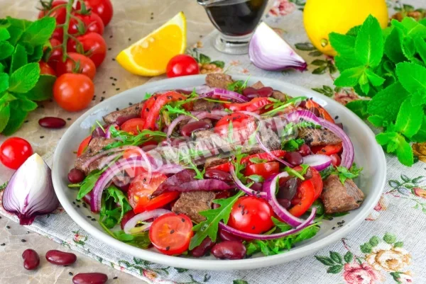 Салат з квасолею і м'ясом