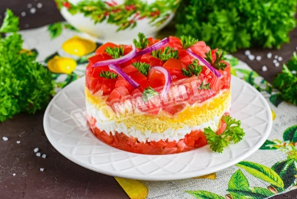 Салат з червоною рибою, помідорами і сиром
