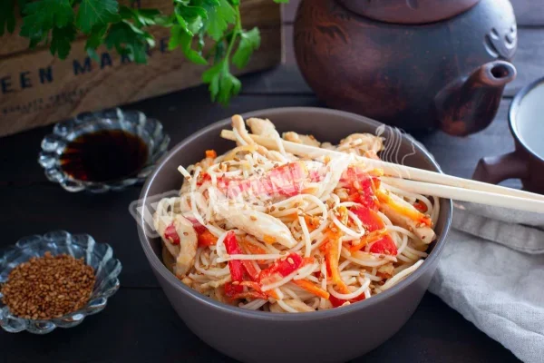 Рисова локшина з куркою та овочами