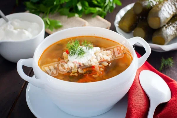 Класичний розсольник з ячменем і солоними огірками
