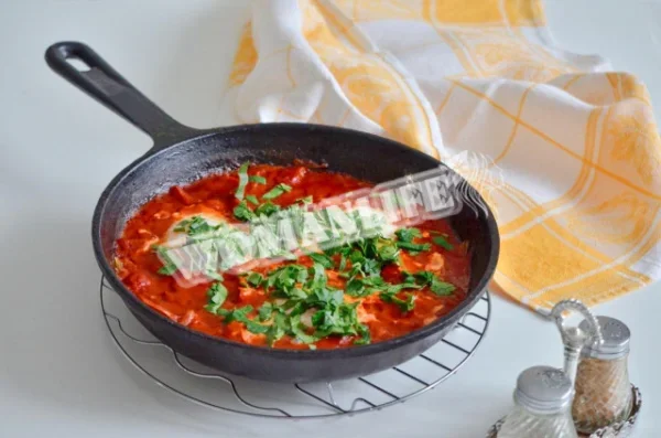 Класична шакшука з помідорами та яйцями