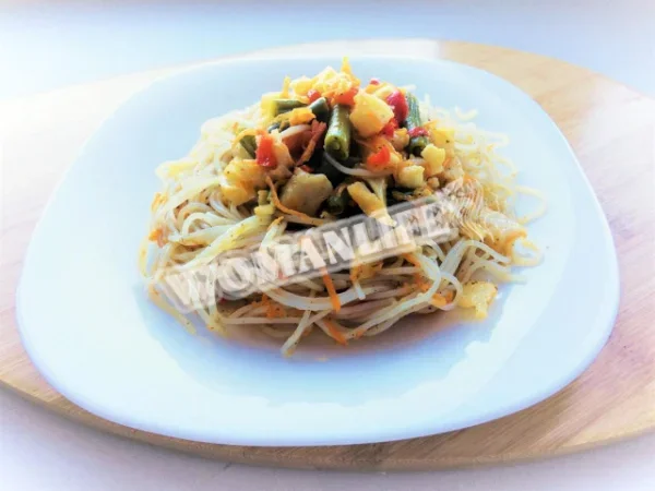 Китайська локшина з овочами