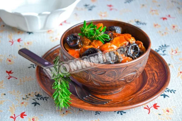Яловичина тушкована з чорносливом