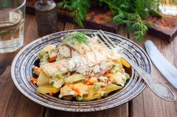 Скумбрія у фользі з овочами