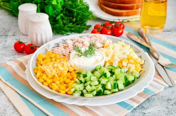 Салат куряча грудка кукурудза огірок яйце