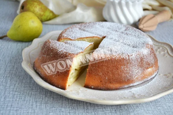 Шарлотка з грушею в духовці