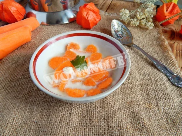 Морква тушкована в сметані
