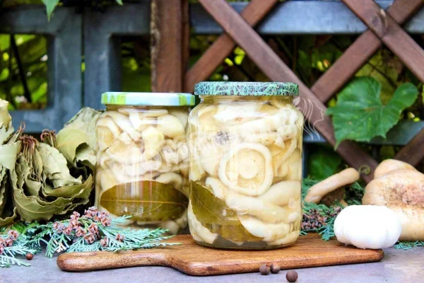 Гарячі мариновані гриби в банках