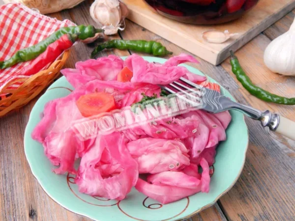 Маринована капуста великими шматками з буряком