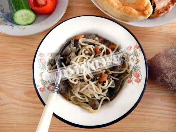 Куряча печінка з макаронами