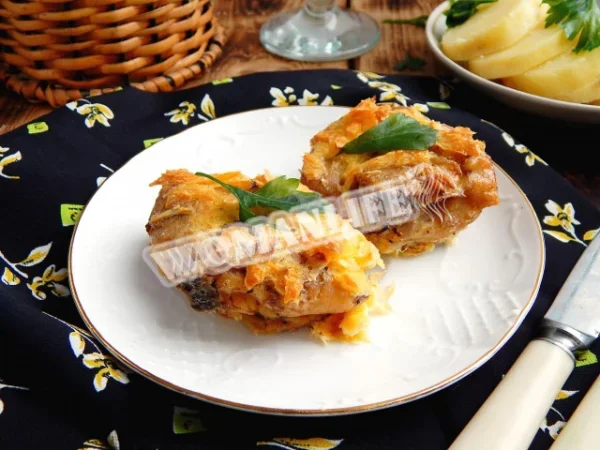 Смачна курка в клярі з сиром на сковороді