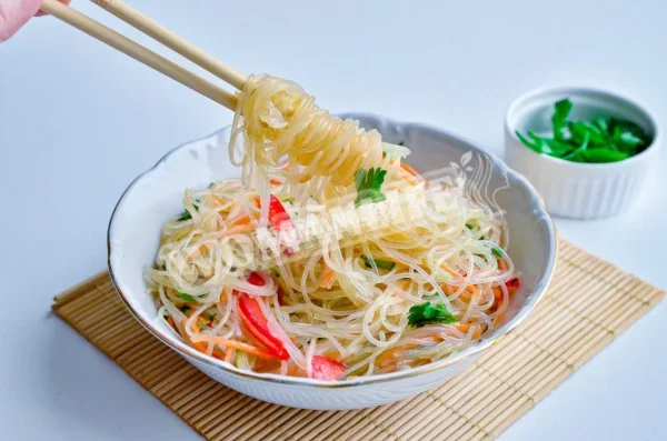 Салат з фунчози з овочами по-корейськи