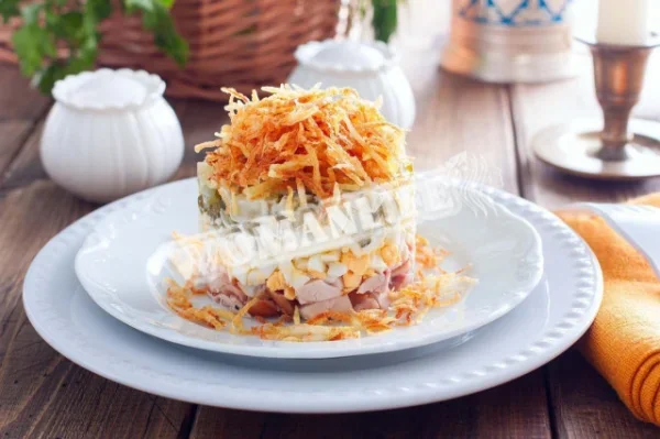 Салат з картопляним пирогом і куркою