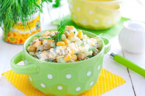 Салат з горошком, кукурудзою та яйцями