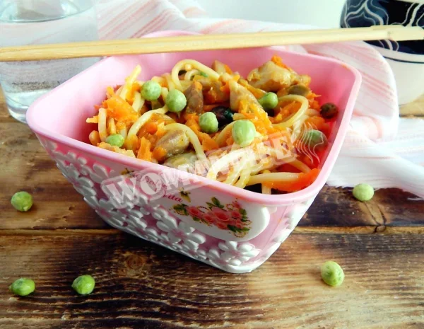 Локшина Удон з курячим овочевим соусом