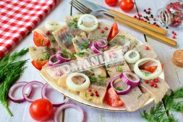 Маринований оселедець з цибулею та оцтом