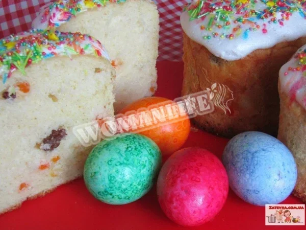 Паски на молоці з родзинками, курагою та цукатами