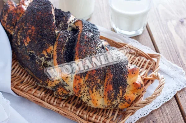 Дріжджова косичка з маком