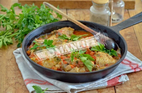 Класичне грузинське куряче чахохбілі на сковороді