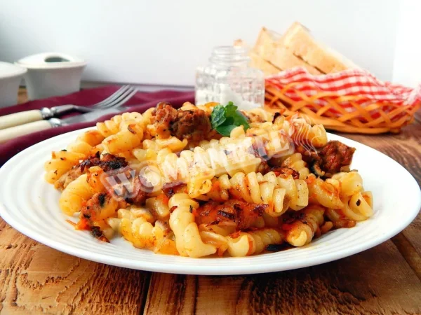 Курячі сердечка з макаронами на сковороді