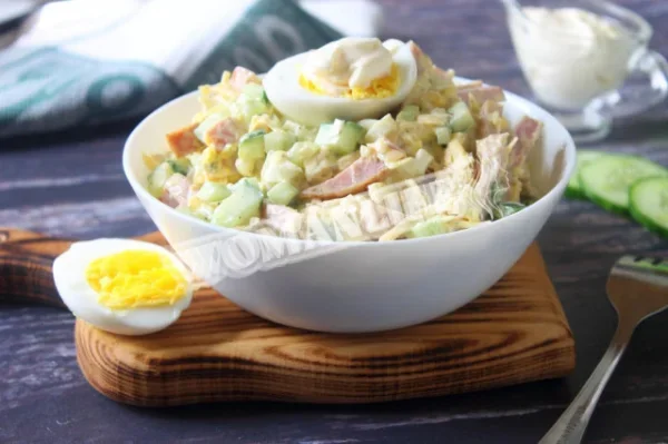 Салат з шинки з огірками, сиром, яйцем і майонезом