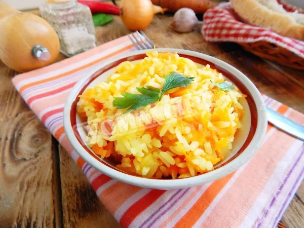 Рис на сковороді з цибулею і морквою