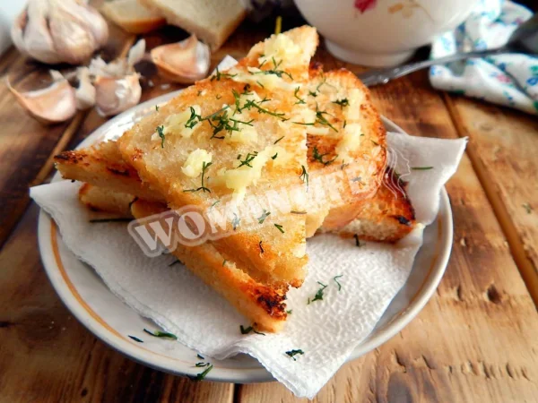 Білий хліб з часником на сковороді
