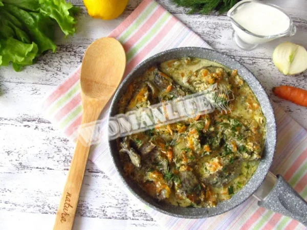 Минтай в сметанній заливці на сковороді з цибулею і морквою
