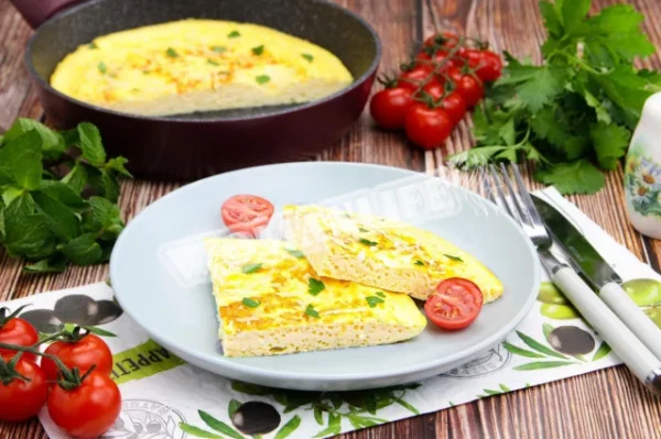 Омлет зі сметаною на сковороді