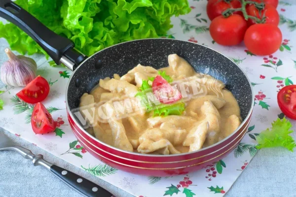 Курка в сметані з часником на сковороді