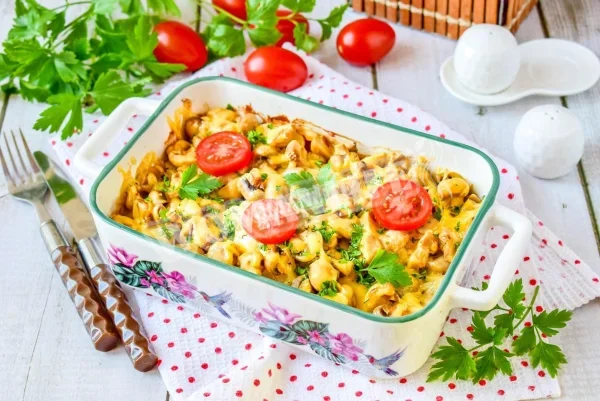 Картопля з куркою і грибами в духовці