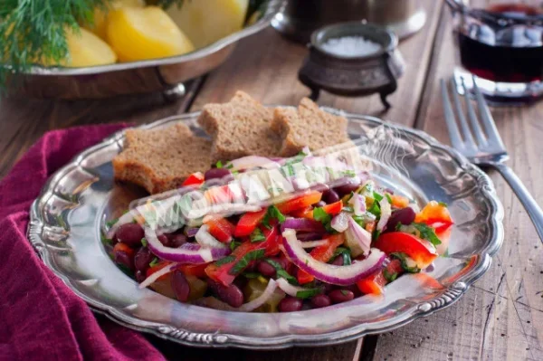 Салат з квасолею і солоними огірками