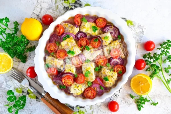 Філе минтая в духовці з цибулею і помідорами