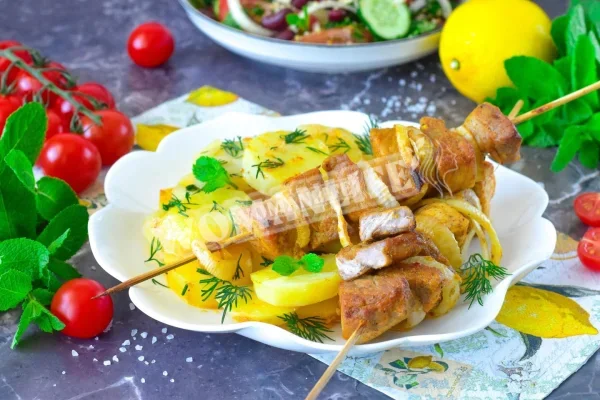 Шашлик зі свинини з картоплею в духовці