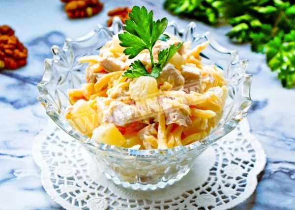 Салат з ананасом і куркою і сиром з часником