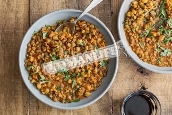Тушкована сочевиця з овочами