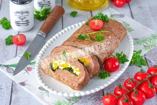Рулет з фаршу в духовці з начинкою