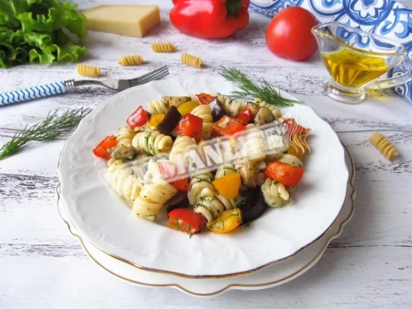 Макарони з запеченими овочами і сиром в духовці