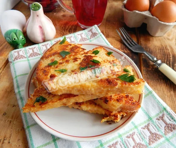 Хліб в яйці на сковороді