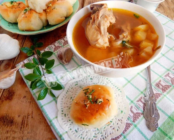 Борщ з куркою з пампушками і часником