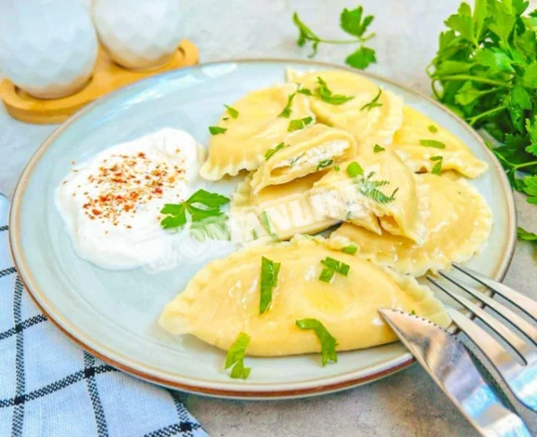 Вареники з сиром і зеленню