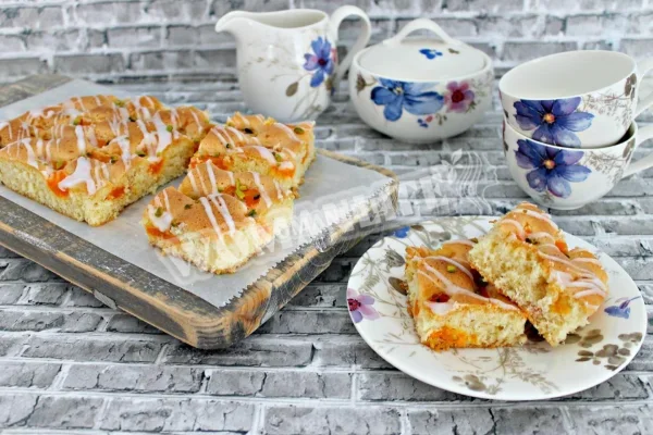 Кученський пиріг з скибочками мандаринів і фісташками