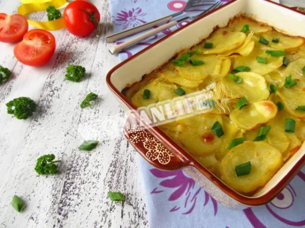 Картопля, запечена у вершках з мускатним горіхом