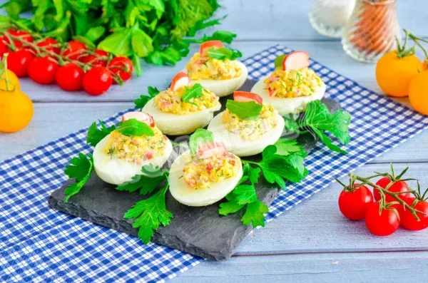 Яйця, фаршировані крабовими паличками і сиром