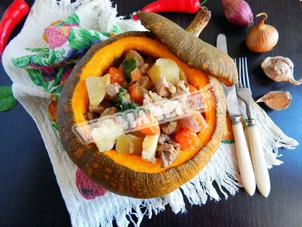 Гарбуз, фарширована свининою, запечена в духовці