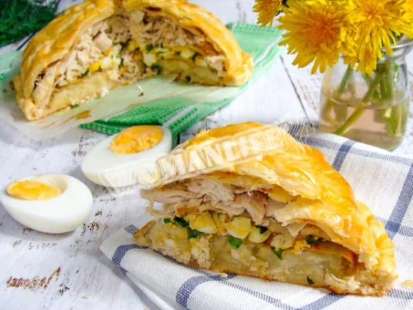 Курник з картоплею і куркою з листкового тіста в духовці