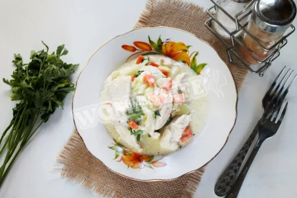 Куряче філе з морквою і селерою, тушковане в сметані