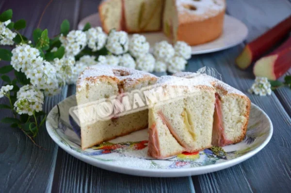 Шарлотка з ревенем і корицею