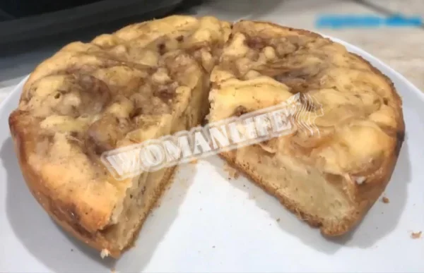 Шарлотка в мультиварці зі сметаною, яблуками і корицею