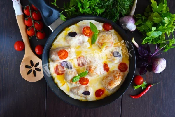 Куряче філе в вершках на сковороді